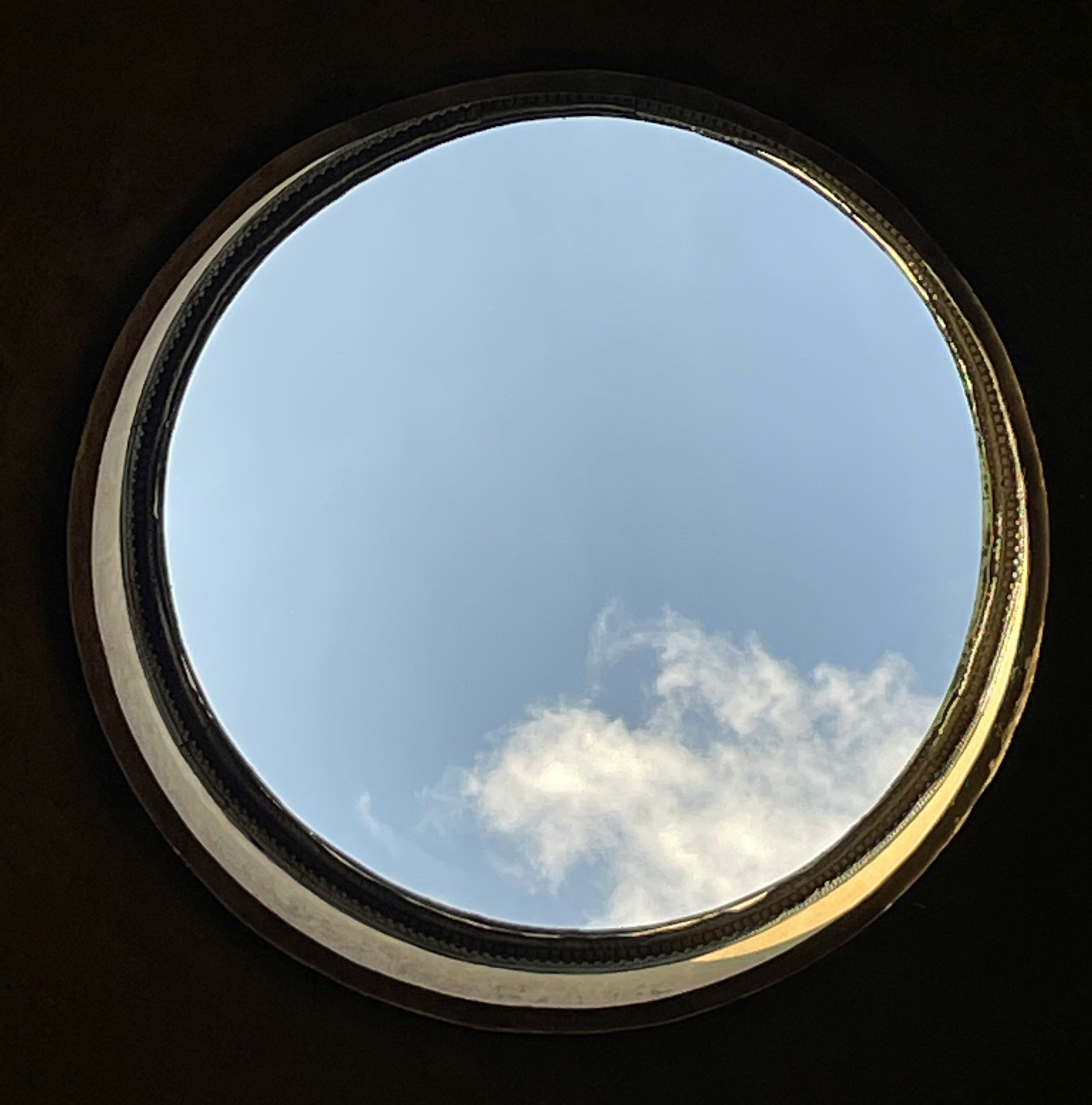 Óculo circular abierto al cielo; metáfora de apertura y horizonte compartido.